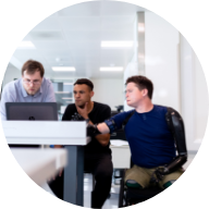 PCを操作する女の子